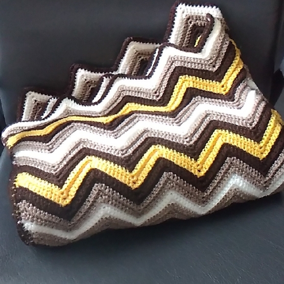 Chevron Patterned Blanket - Picture 2 of 3